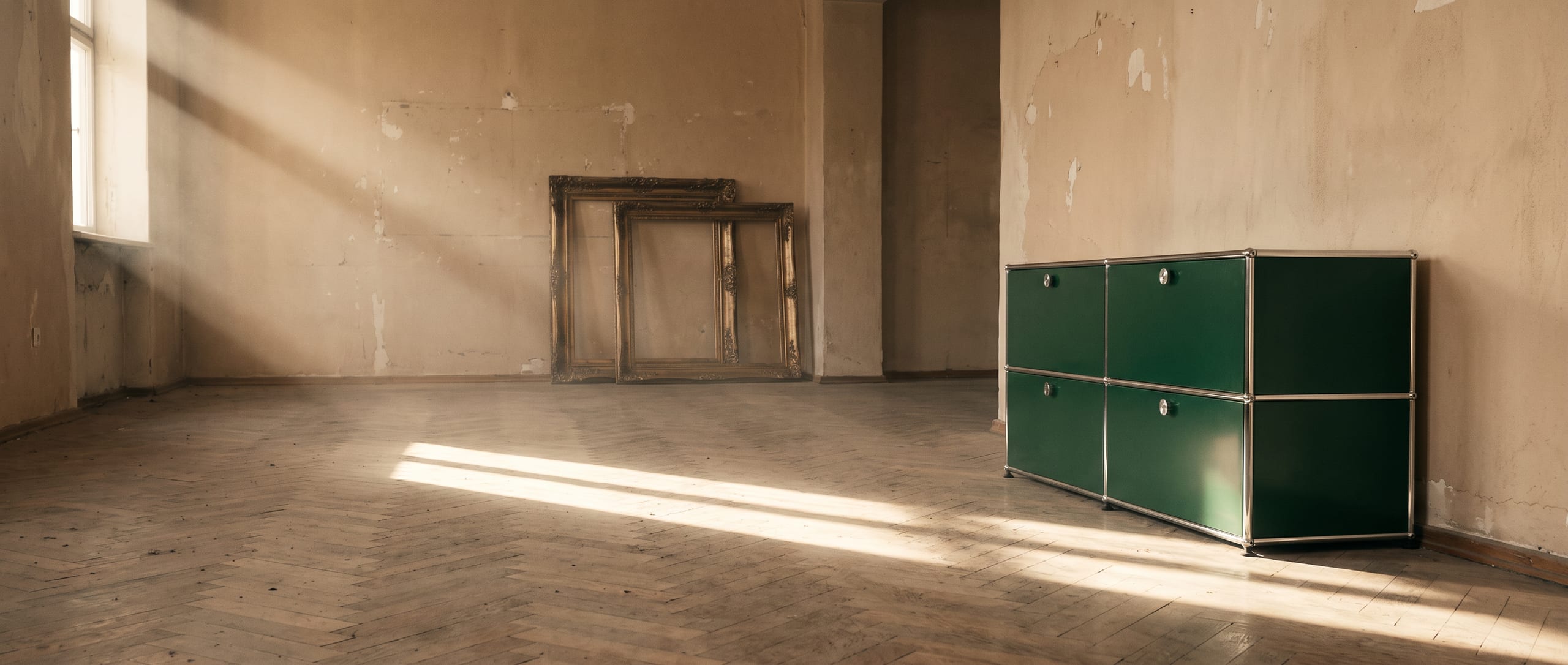 Tannengrünes USM Haller Sideboard in einer verlassenen Galerie