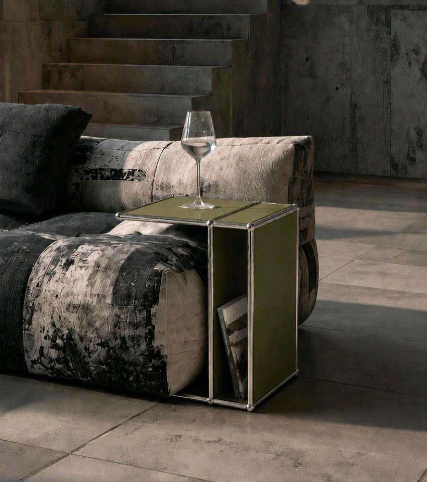 Couchtisch / Beistelltisch C-Form in Enzianblau, aufgenommen: undefined