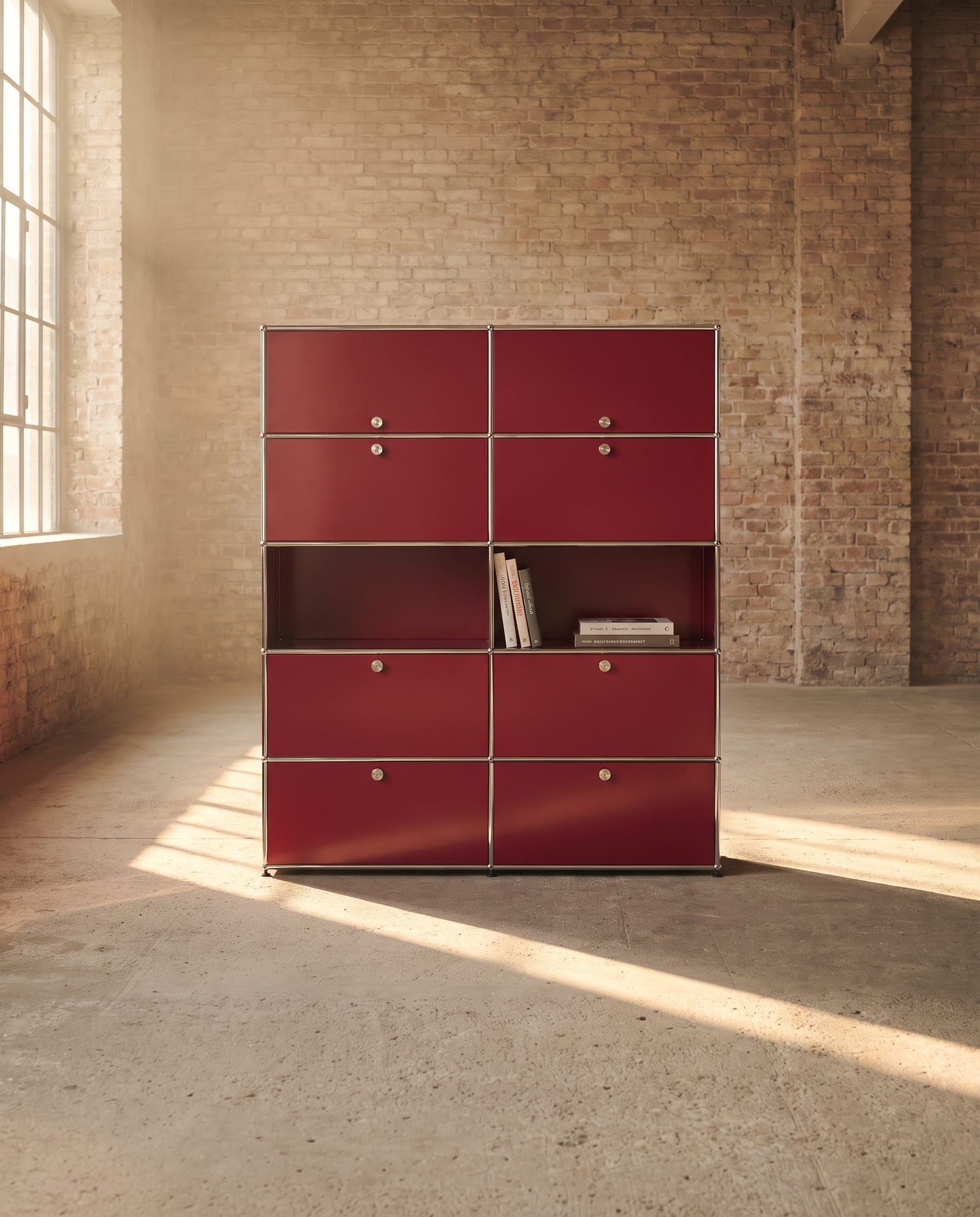Haller Highboard L in Rubinrot, aufgenommen: Fabriketage